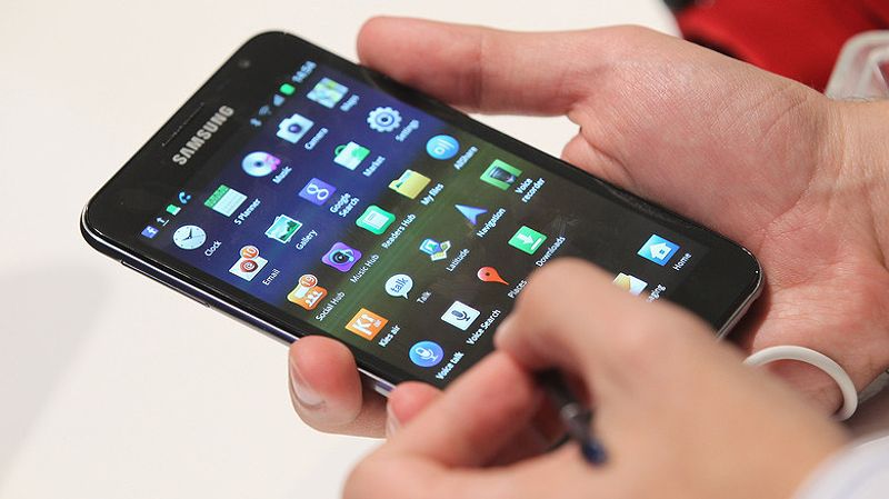 A man holding a Samsung Galaxy Note