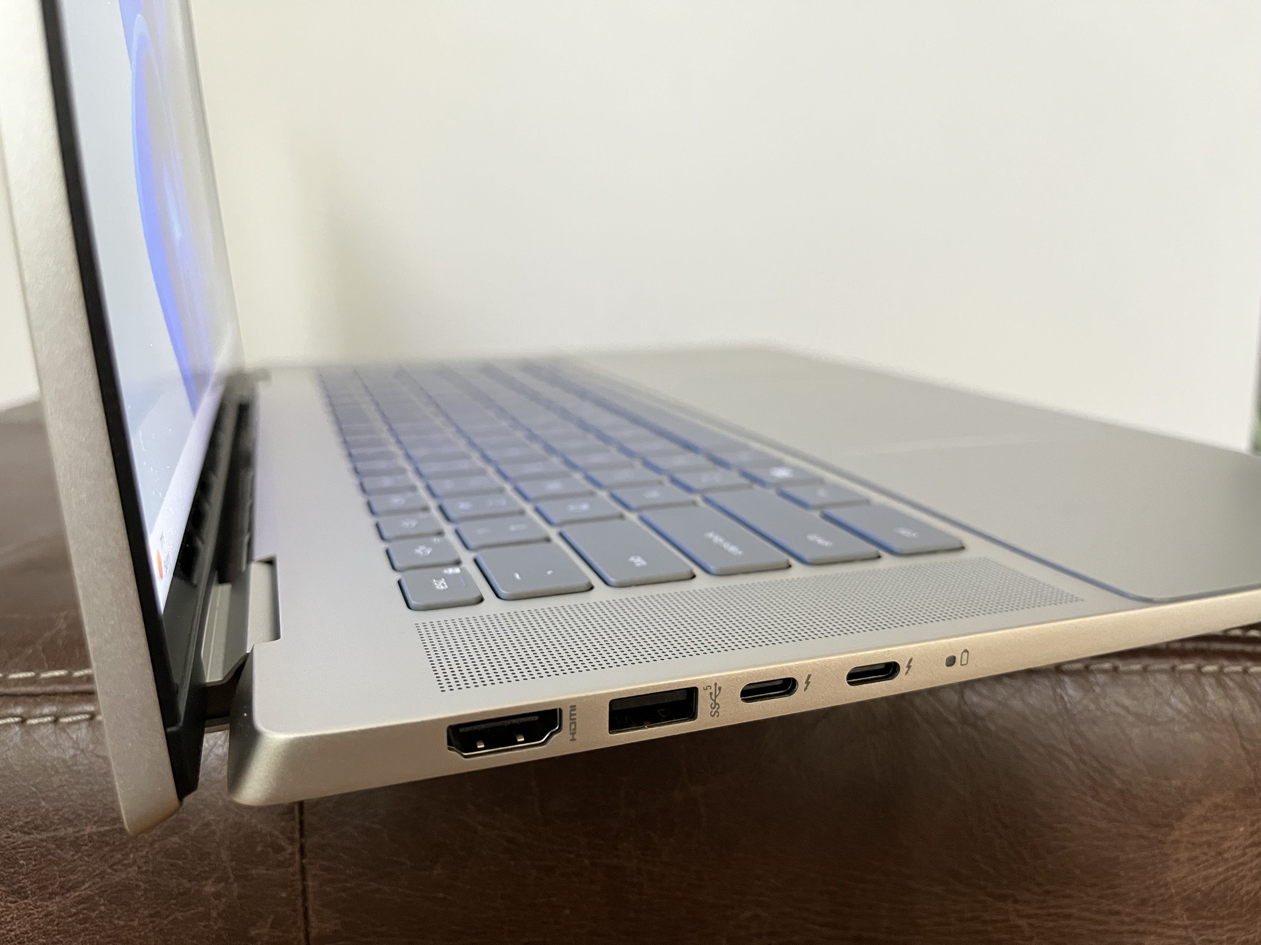 Dell Inspiron 16 right ports